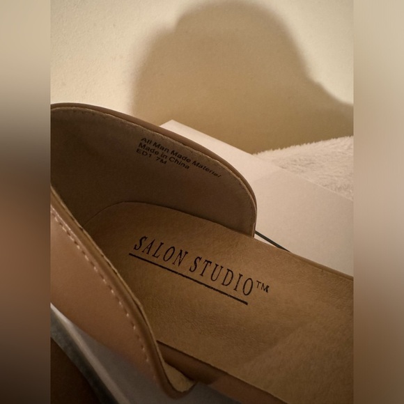 NIB Salon Studio Tan Slip-On Flat Sandals Size 7 - Picture 3 of 3
